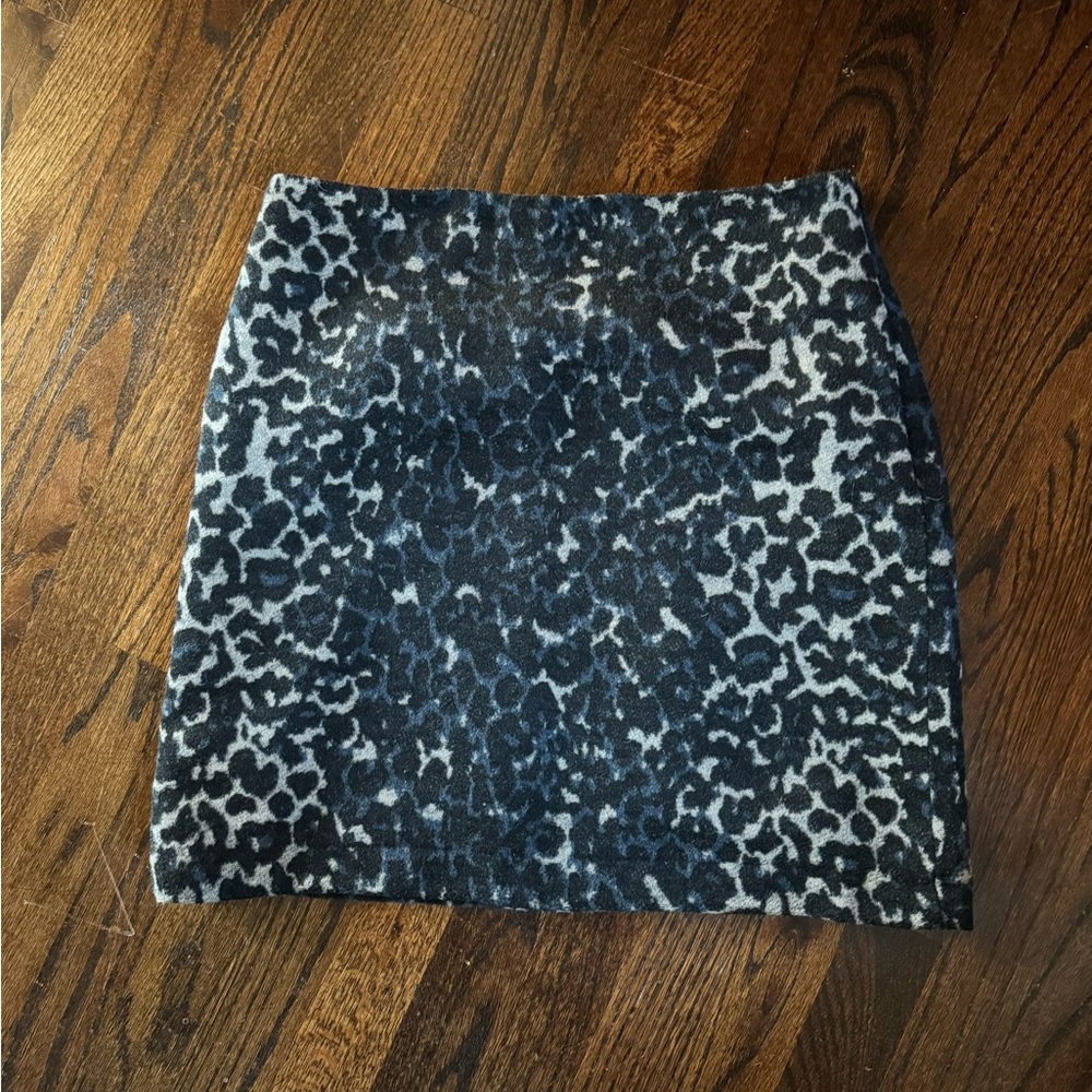 Willi Smith black, blue, and gray polyester/wool blend lined skirt. Size 6.